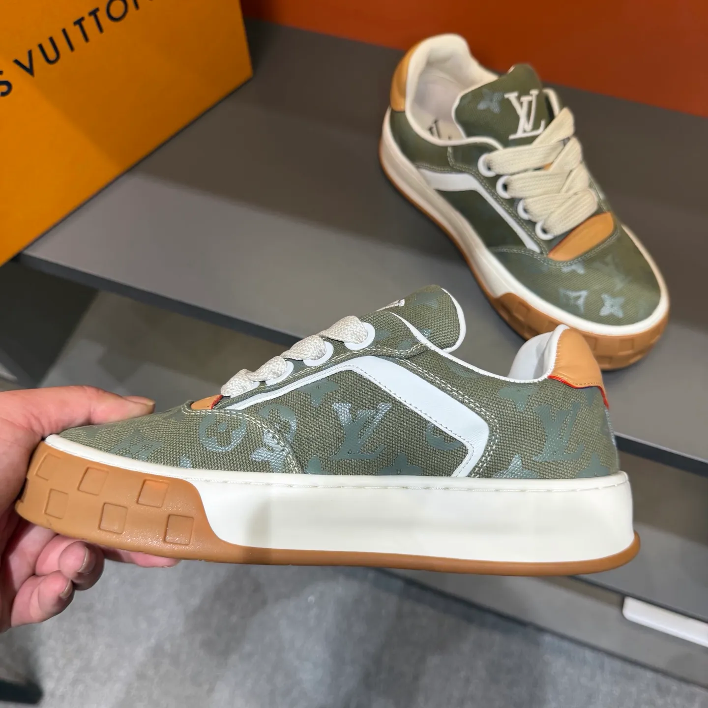 Factory price: 480💰Top version LV-Louis Vuitton-classic catwalk new model, empty glue process, original version 1:1 development! ! The upper foot is very comfortable. It is made of luxurious materials and fine workmanship. The midsole is printed with English letters "Made in Europe". The upper is made of calfskin imported from Italy. The side is decorated with the brand's LOGO and signature. The latest latex foot pads and mesh lining make the foot feel super comfortable. Original factory special supply of original two-color T men's shoes 💰U combination outsole. Bag technology Goodyear stitched edges Fabric: Exclusive custom first-layer cowhide Accessories: Exclusive private model Vuitton logo, lining: Customized silk mesh lining - first-layer silk cowhide lining Outsole: T men's shoes 💰U combination outsole wear-resistant, non-slip and anti-yellowing Foot pads: new latex pad-mesh sweat-absorbent Technology: fully computerized sewing machine wire drawing Toe cap Back cover Hot and cold shaping Full set of pull-top lasts, medium and low logo pattern, code number: 38-44, customized 45